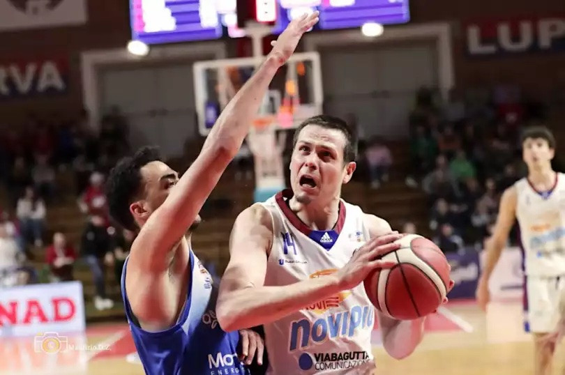 Justice e Martinoni guidano la Novipiù alla vittoria sulla OraSì Ravenna: 87-75 il finale al “PalaEnergica”